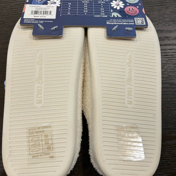 Moon Cake memory foam cloudsoft fleece cusiony comfort new smiley faced slippers - Picture 2 of 6